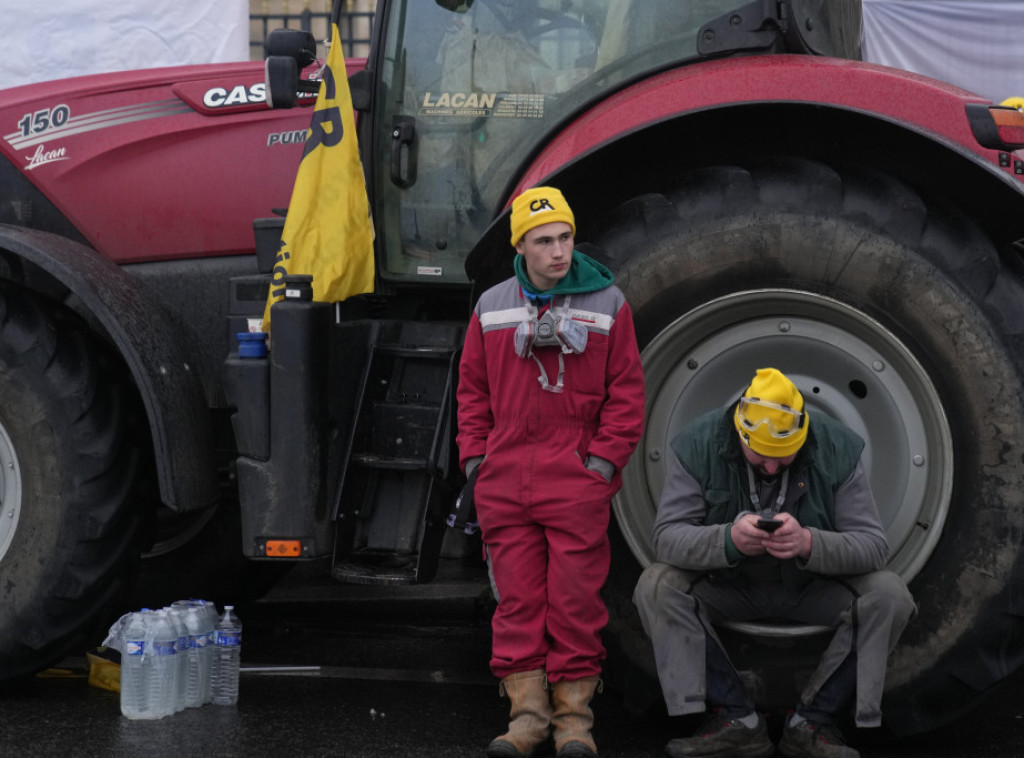 Francuski poljoprivrednici protestvovali na pariskoj obilaznici, najavili dalje akcije