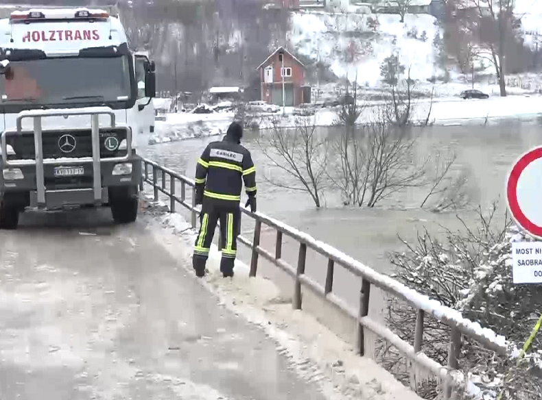 Ekipe rade na raščišćavanju nanosa kod mosta u Lešku, saobraćaj preko mosta obustavljen