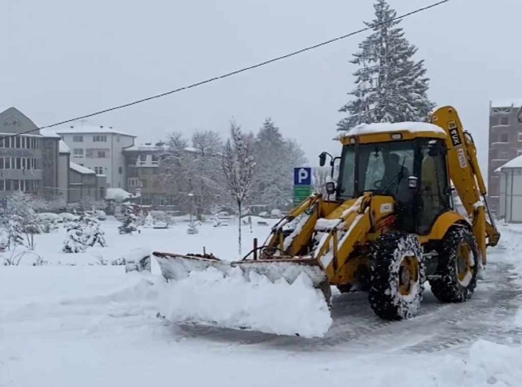Železničari između Petrovaradina i Subotice rade na čišćenju opreme od snega i leda