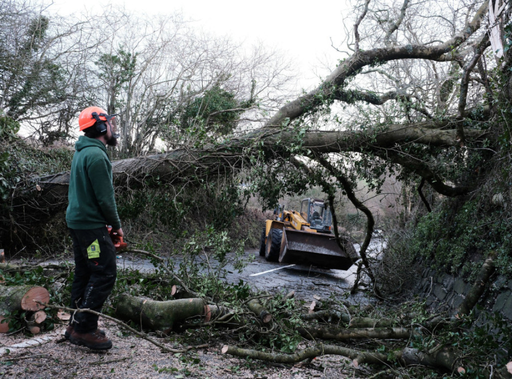 Oluja Goreti opustošila ostrvo Sent Majkl Maunt u Kornvolu; čovek poginuo u Devonu