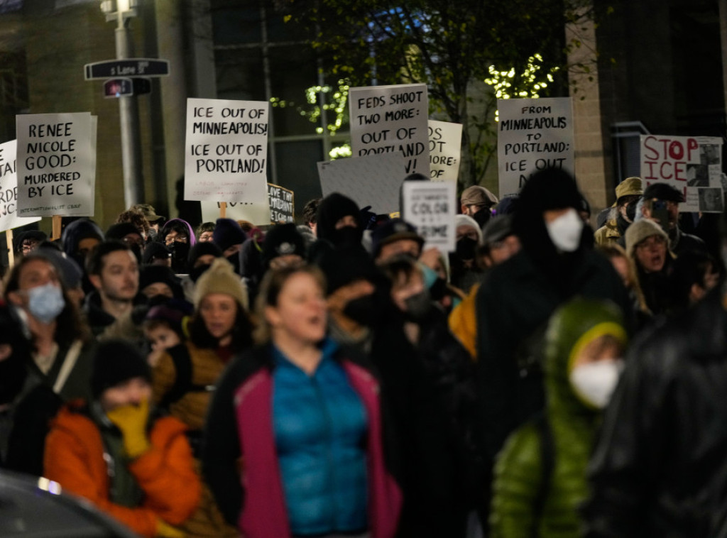 Demonstranti protestovali ispred hotela u Mineapolisu gde su navodno bili agenti Službe za imigraciju i carinu