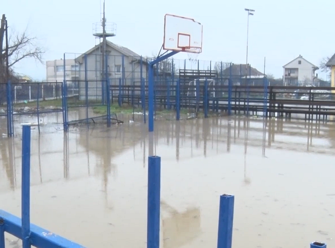 Izlila se reka Sitnica, poplavljeno više domaćinstva u Gračanici i okolnim selima