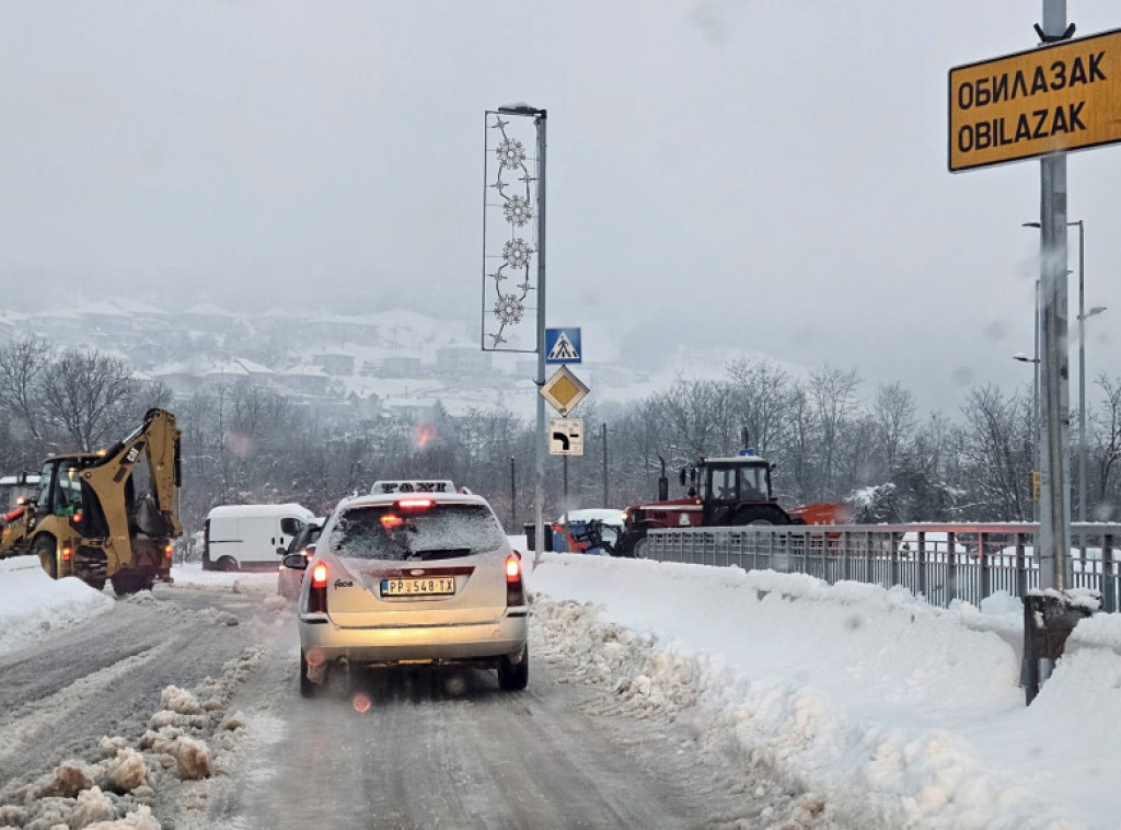 JP "Putevi Srbije": Sneg do pet centimetara na više deonica, oprez zbog leda, magle, odrona