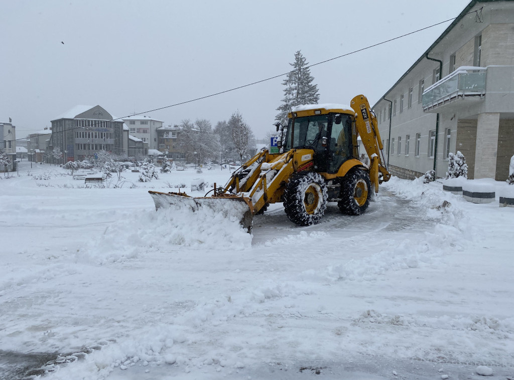 U Sjenici oko 700 domaćinstava zavejano, bez električne energije