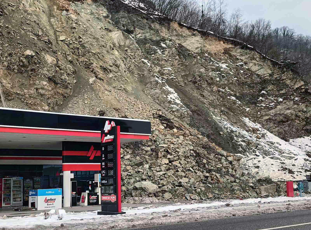Velika količina kamenja obrušila se na benzinsku pumpu u Zvorniku u Republici Srpskoj