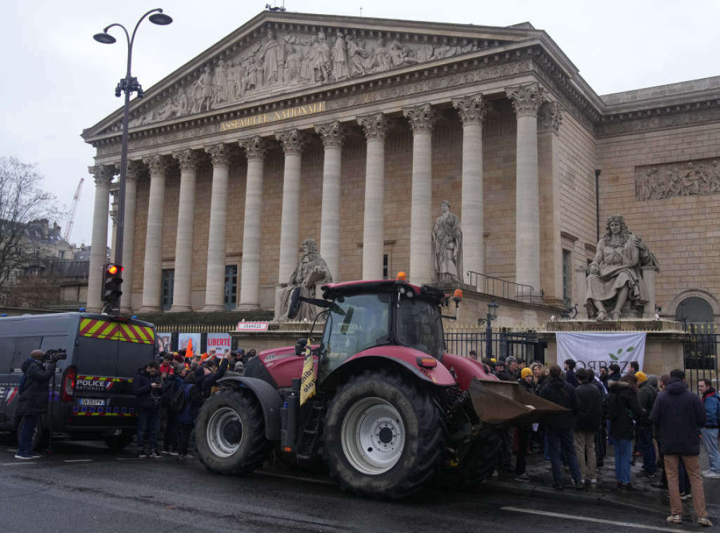 Francuska: Nezadovoljni poljoprivrednici blokirali luku Avr i auto-put A1