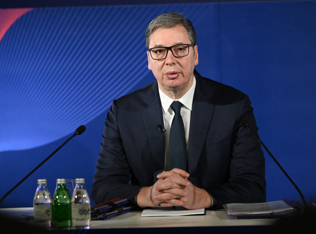 Predsednik Vučić stigao u Abu Dabi, započeo posetu Ujedinjenim Arapskim Emiratima