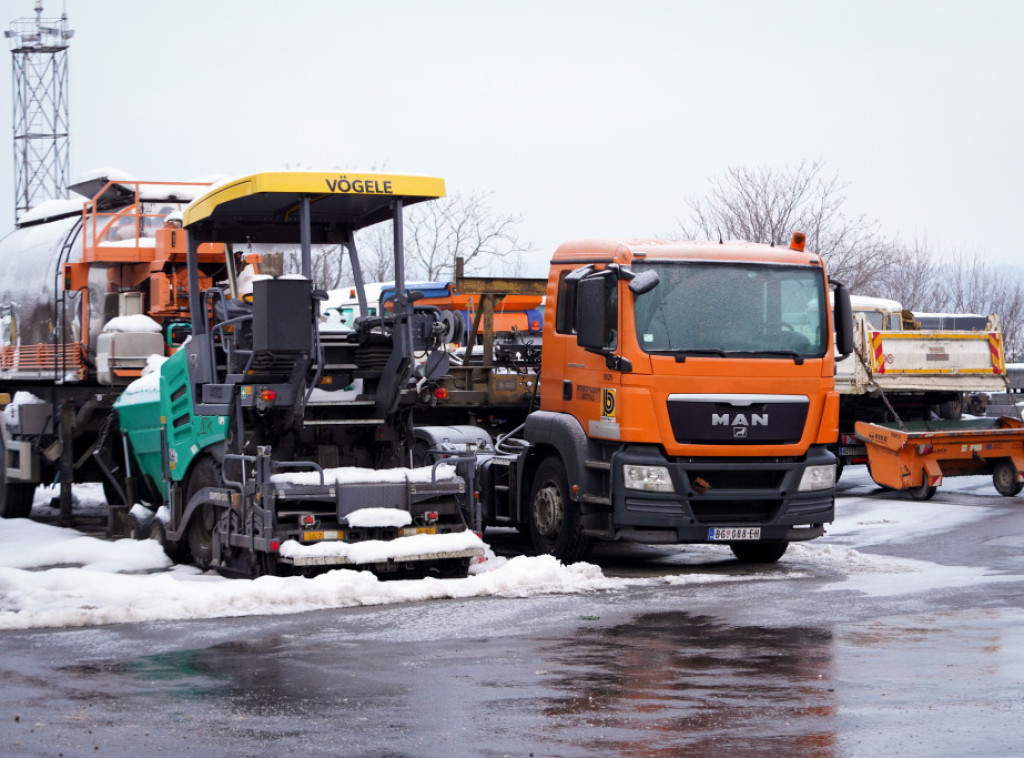 Ekipe putarskih preduzeća 24 sata na terenu, oprez u vožnji zbog poledice