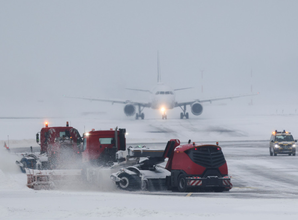 Aerodromi širom Evrope zatvoreni zbog ledenog vremena, letovi poremećeni