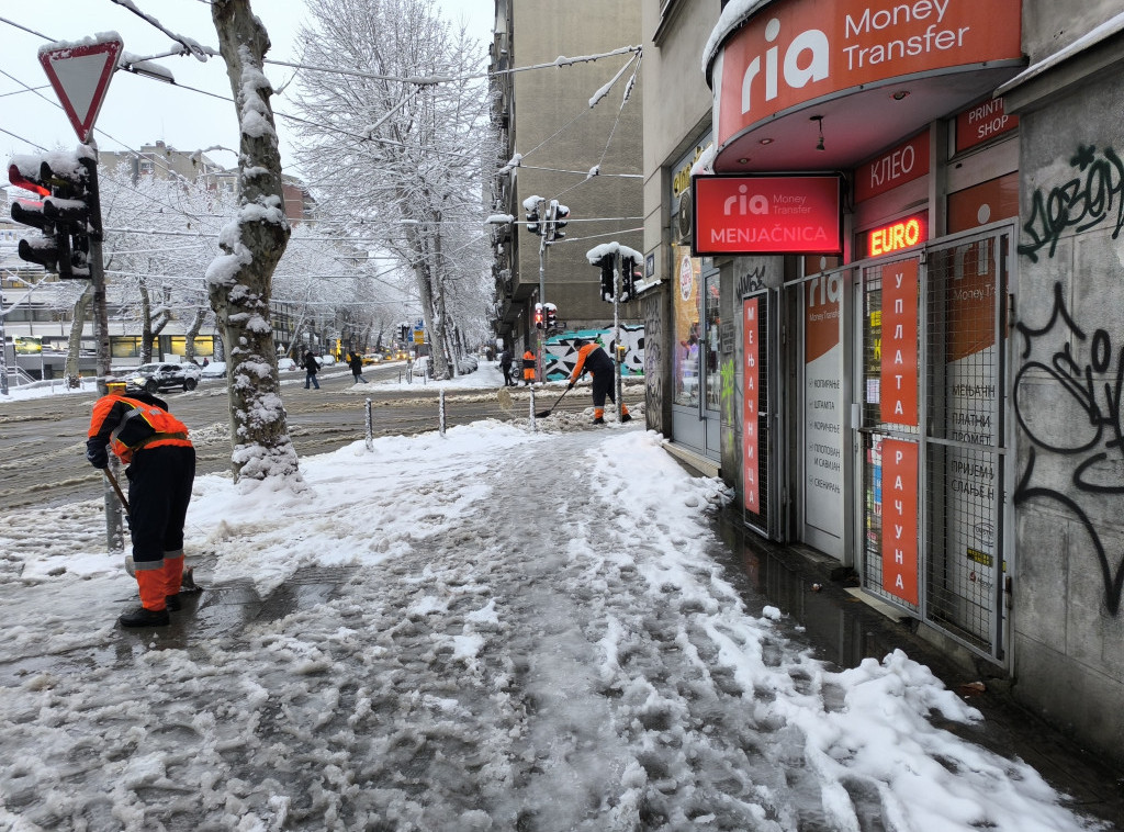 Ekipe "Gradske čistoće" u punom i pojačanom kapacitetu uklanjaju sneg i posipaju so