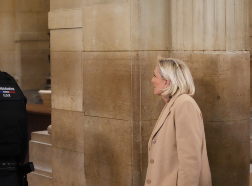 Pariz: Počeo žalbeni pistupak protiv Le Pen, ona stigla u sud u pratnji dva advokata