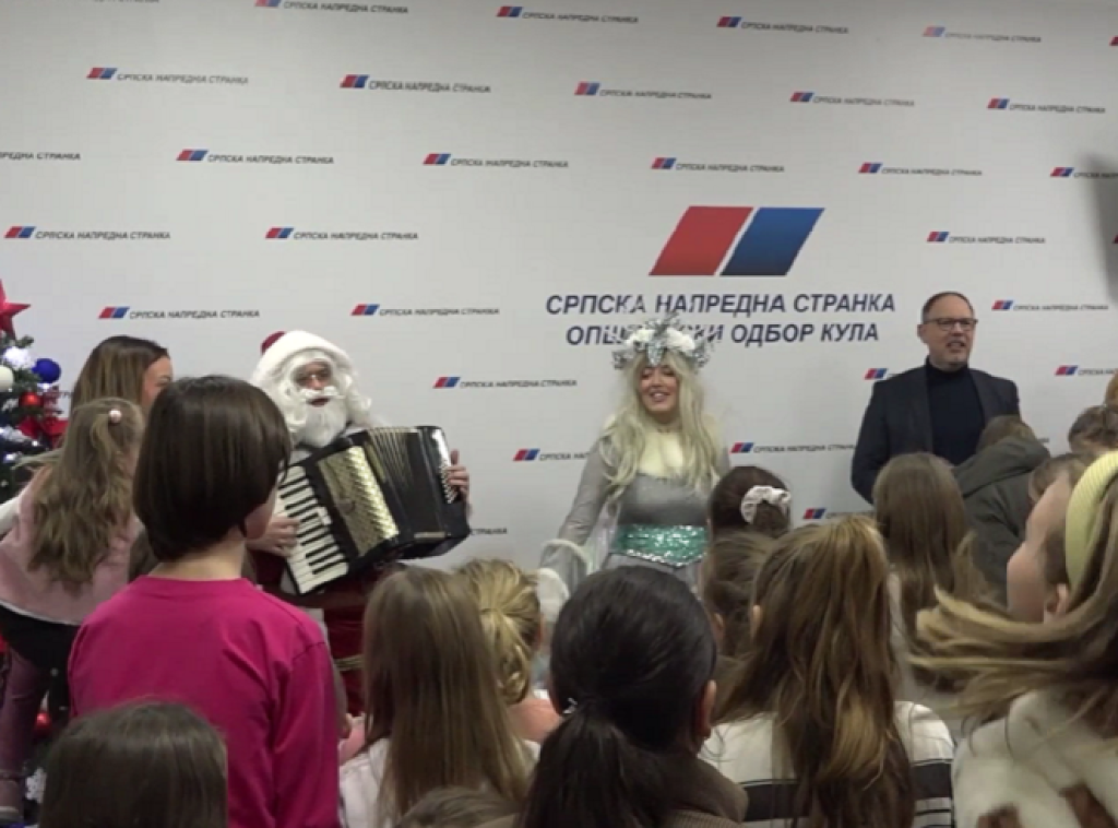 Adrijana Mesarović podelila novogodišnje paketiće deci u Kuli