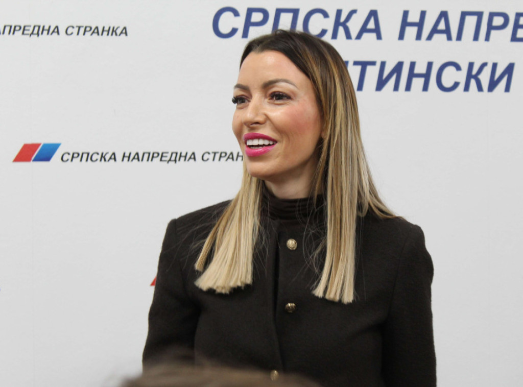 Adrijana Mesarović podelila novogodišnje paketiće deci u Kuli