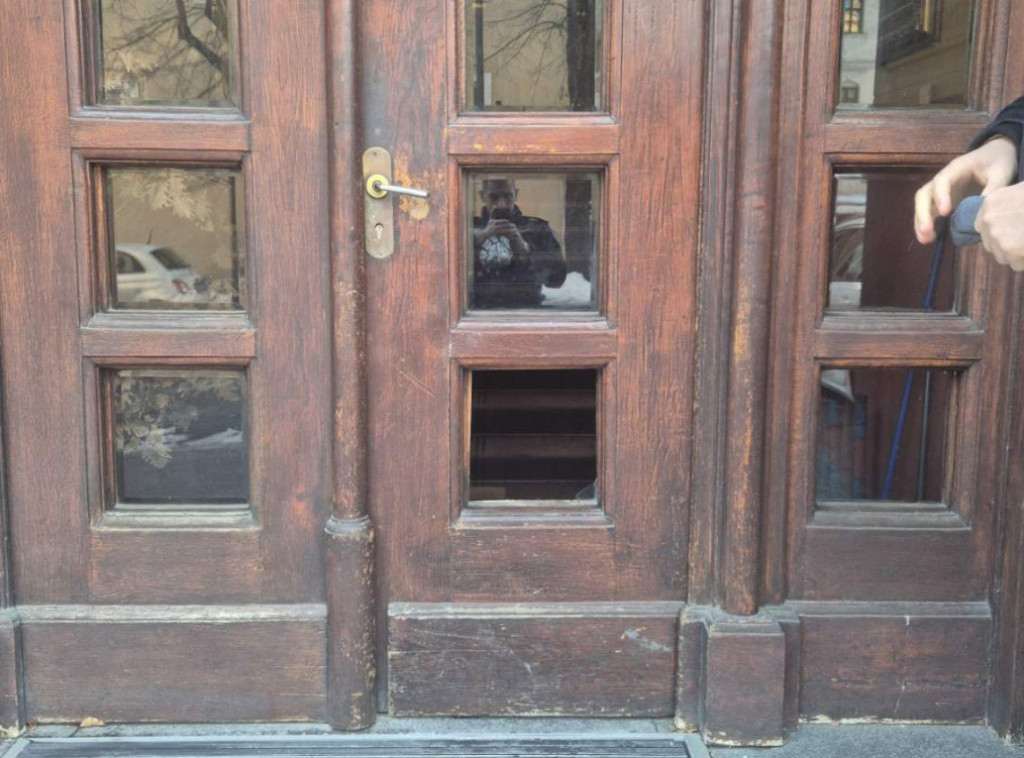 MUP: Krivična prijava zbog lomljenja prozora i stakla na vratima Patrijaršije