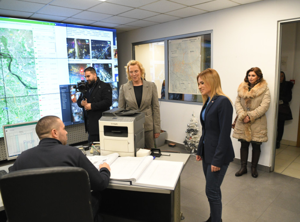 Milica Đurđević Stamenkovski obišla uoči Srpske Nove godine radnike u JKP "Beograd put" i GSP