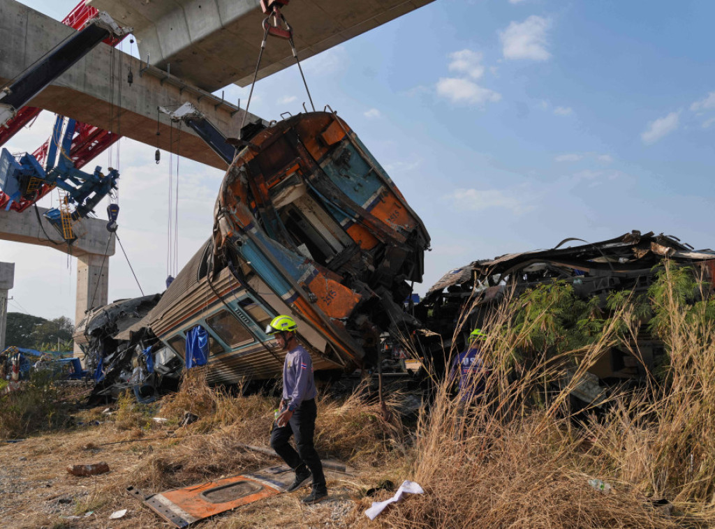 Broj žrtava u Tajlandu porastao na 25 nakon što se kran srušio na voz