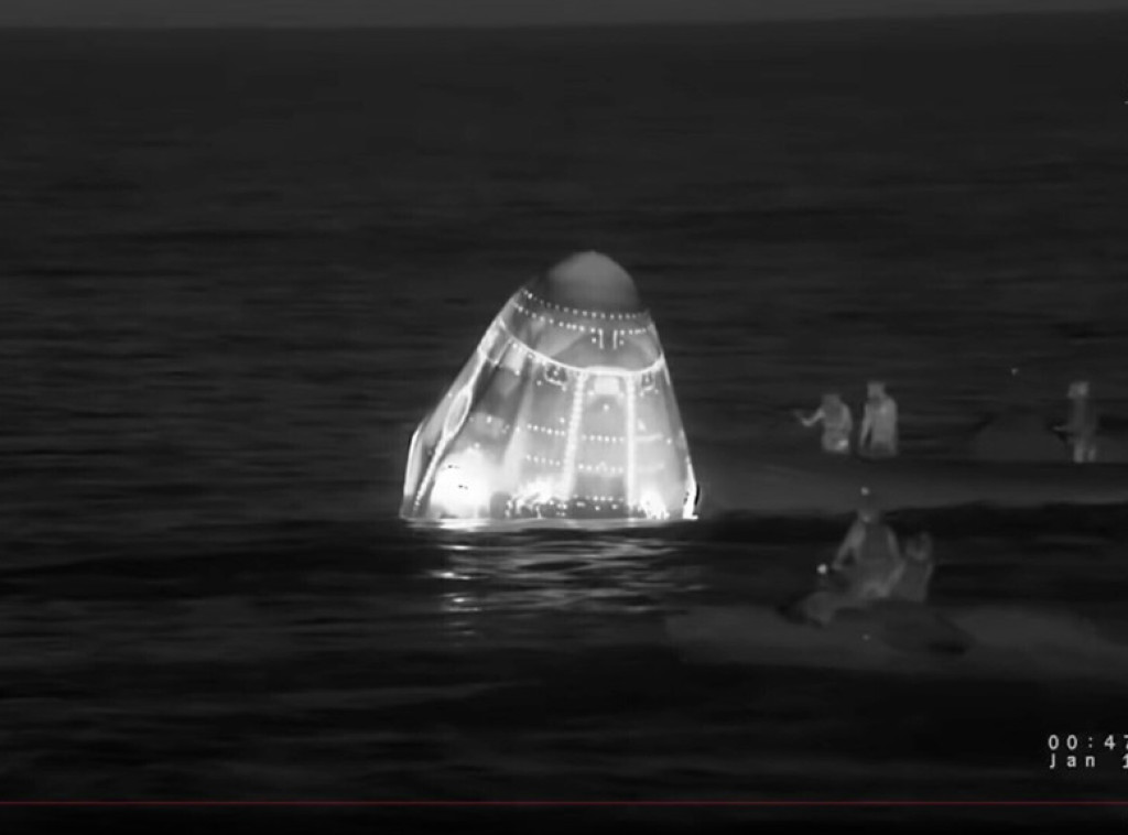 SpejsEks kapsula sa bolesnim astronautom i tri člana posade sletela kod Kalifornije