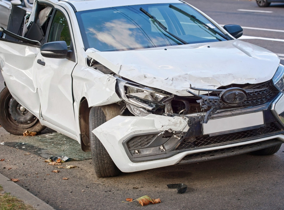 Hitna pomoć: Muškarac povređen u udesu na Obrenovačkom putu