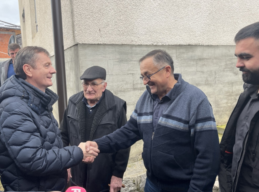 Lučani: Ministar Glišić obišao porodicu Milić u dragačevskom selu Glog