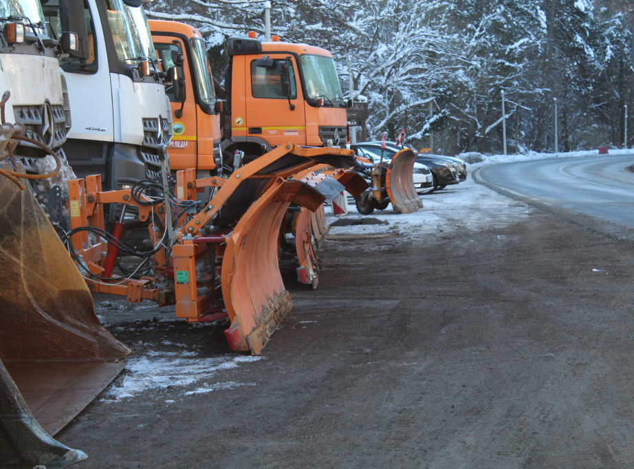Putevi Srbije: Kolovozi vlažni, ima snega, prilazi zimskim turističkim centrima prohodni
