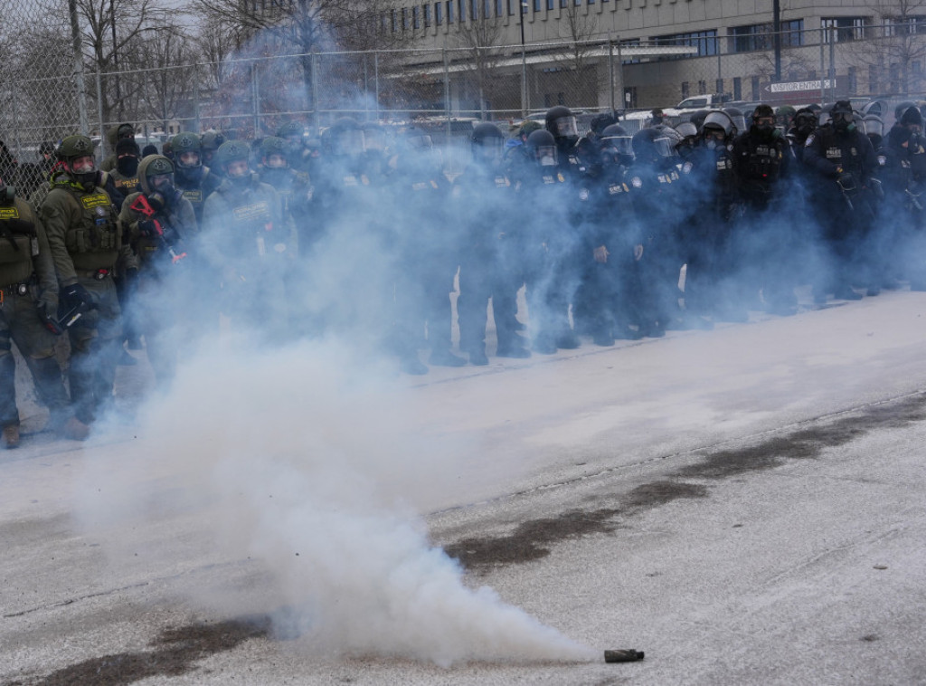Policija SAD upotrebila suzavac i šok-bombe protiv demonstranata u Mineapolisu
