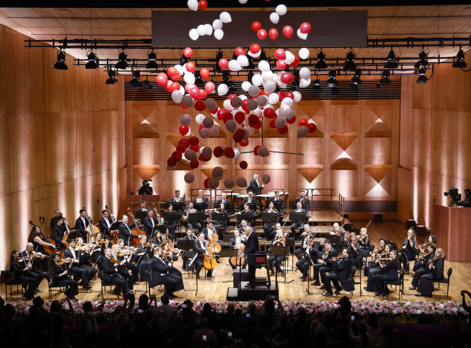 Beogradska filharmonija: Prvi gala koncert održan u Mumbaju, kiša balona u čast maestra Mehte