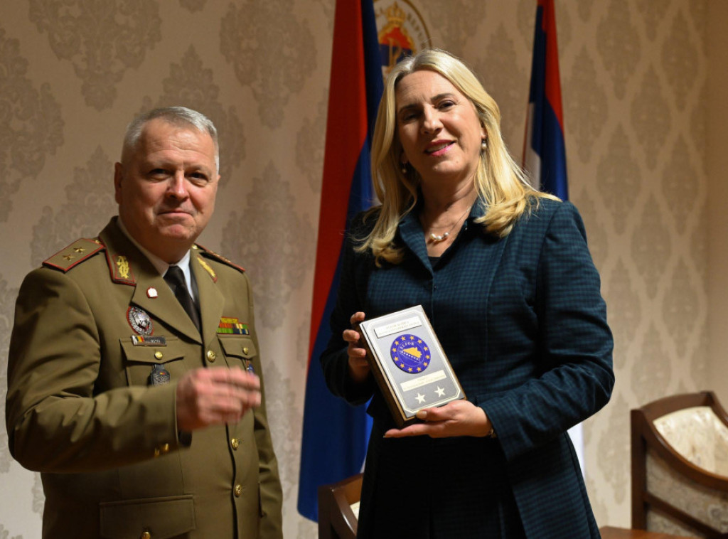 Željka Cvijanović zahvalila general majoru Barbuu na saradnji