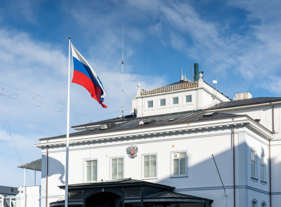 Ispred ruske ambasade u Beogradu održana komemoracija stradalim učenicima u Starobeljsku