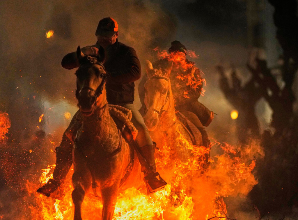 U Španiji održana manifestacija tokom koje konji galopiraju kroz plamen