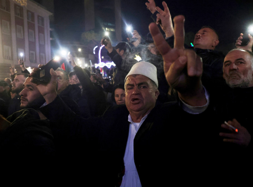Sukob demonstranata i policije na protestu ispred zgrade vlade u Tirani