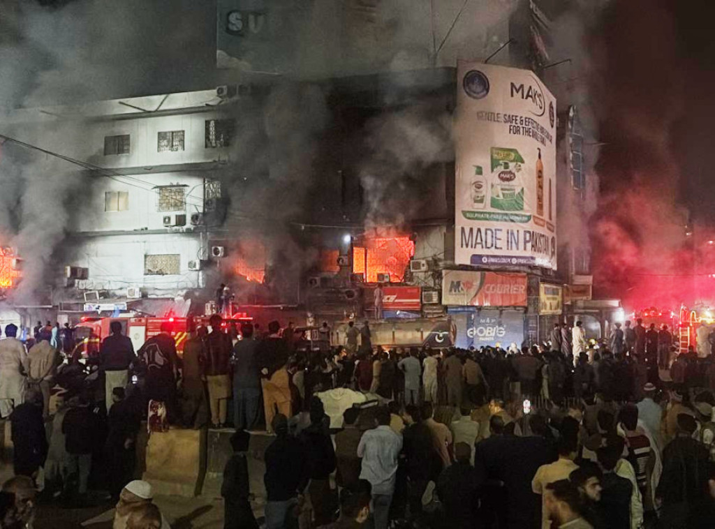 Požar zahvatio desetine prodavnica u tržnom centru u Pakistanu, šest osoba nastradalo
