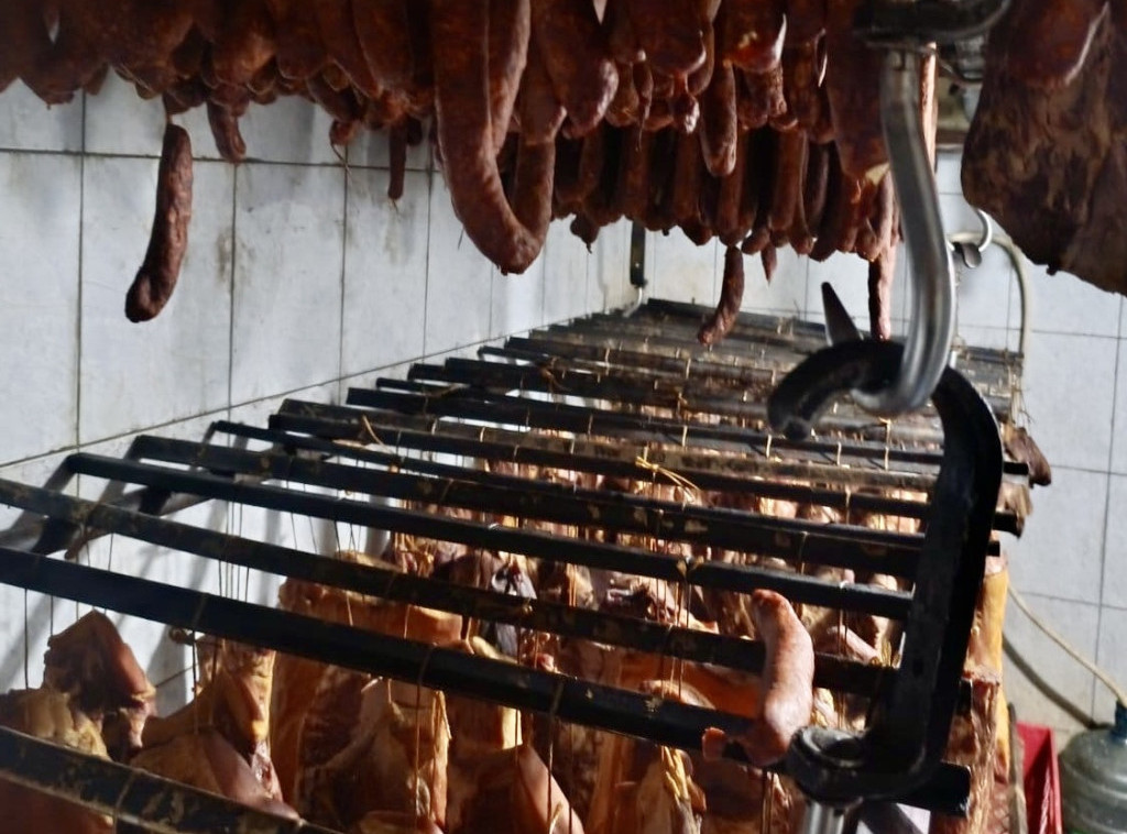 Uhapšena osoba osumnjičena da je proizvodila i prodavala škodiljive proizvode od mesa