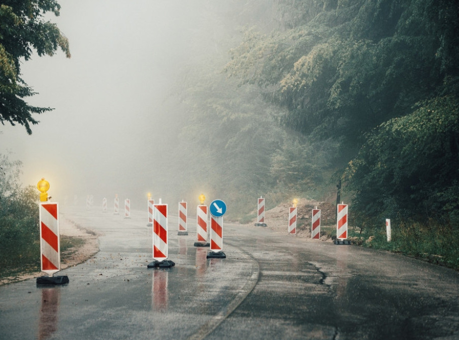AMSS upozorava vozače na zaleđene puteve i više dece na ulicama zbog početka škole
