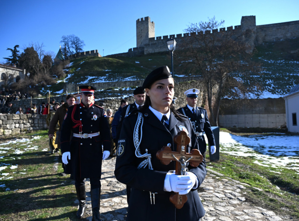 Plivanje za Časni krst ispod Beogradske tvrđave, učesnici ga zajedno izneli