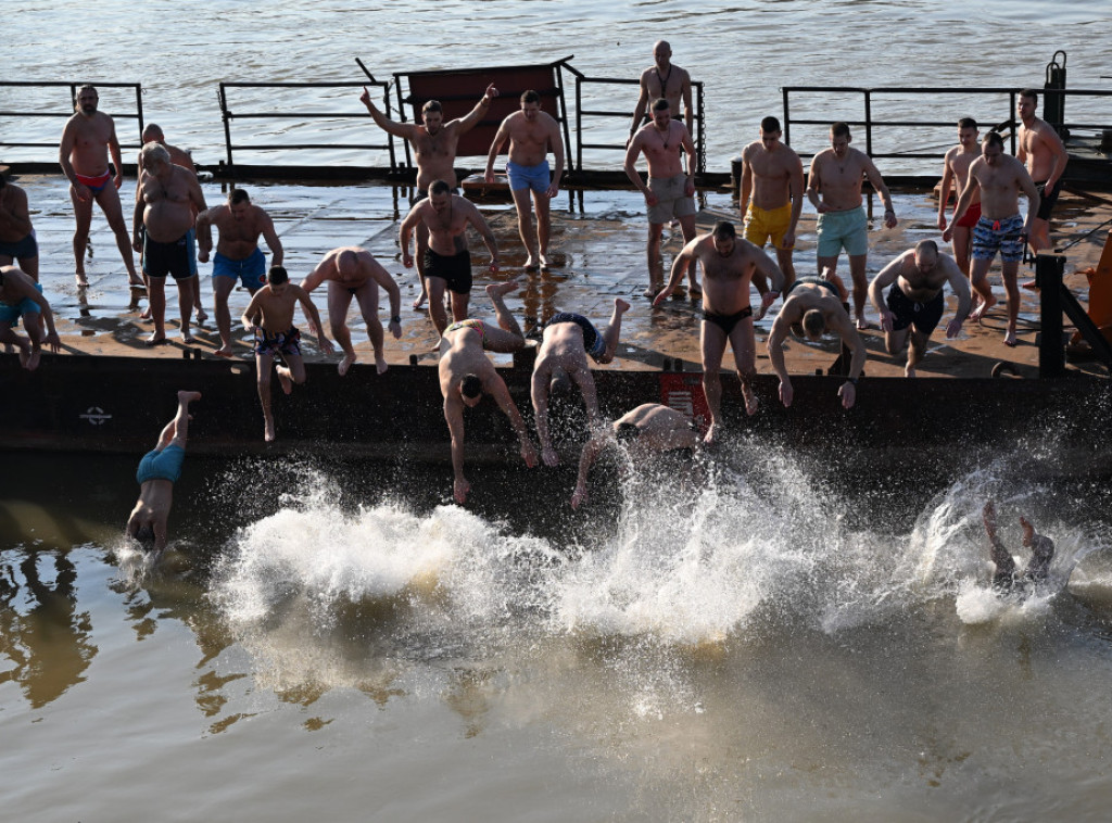 Plivanje za Časni krst ispod Beogradske tvrđave, učesnici ga zajedno izneli