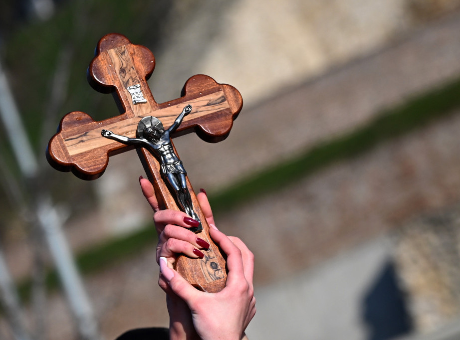 Plivanje za Časni krst ispod Beogradske tvrđave, učesnici ga zajedno izneli