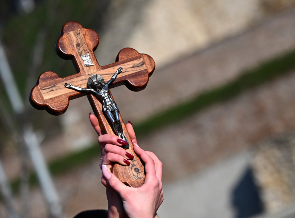 Plivanje za Časni krst ispod Beogradske tvrđave, učesnici ga zajedno izneli