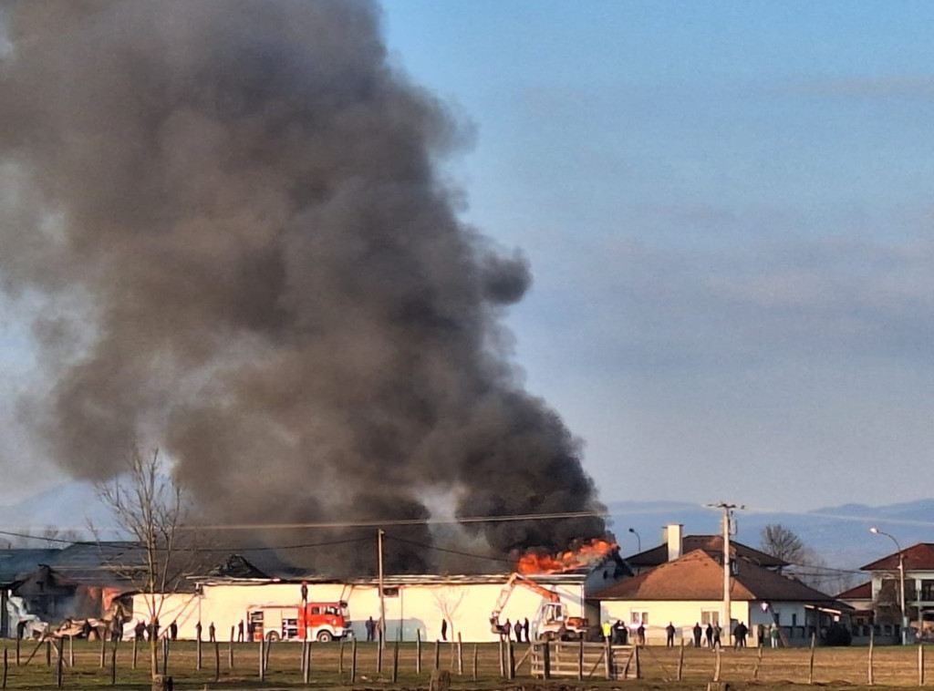 Čačak: Veliki požar u naselju Kukići, više vatrogasnih vozila na terenu
