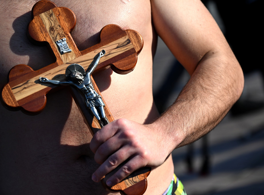 Crna Gora: Ambasador Srbije Nebojša Rodić u Tivtu plivao za Časni krst