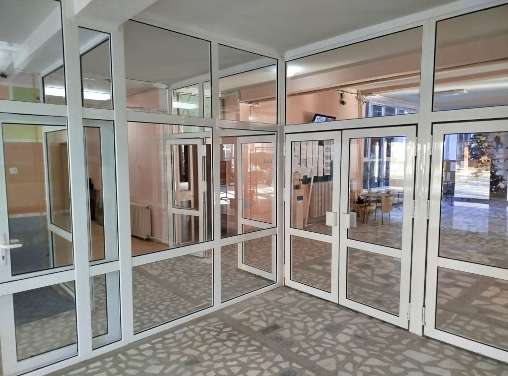 UNOPS: Završena zamena stolarije u osnovnoj školi "Gornja Jablanica" u Medveđi, uz podršku Evropske unije