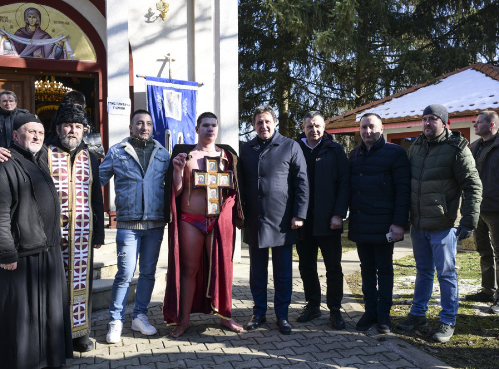 Gašić prisustvovao plivanju za časni krst na Rasini: Prilika da se pokaže zajedništvo