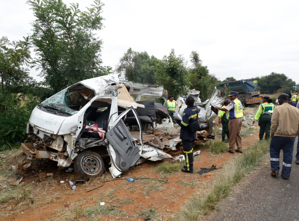 U sudaru kamiona i školskog minibusa u Južnoj Africi poginulo najmanje 13 dece