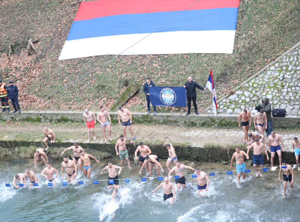 Za Časni krst plivalo se danas širom Republike Srpske