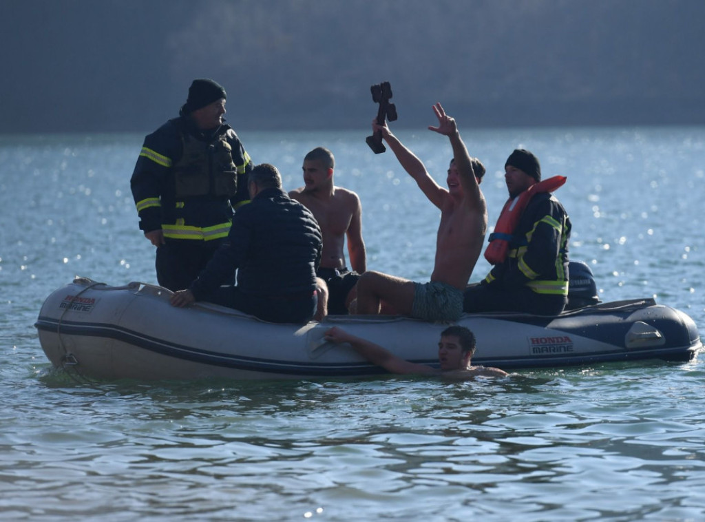 Na Gazivodama do Časnog krsta prvi doplivao Mateja Kasalović