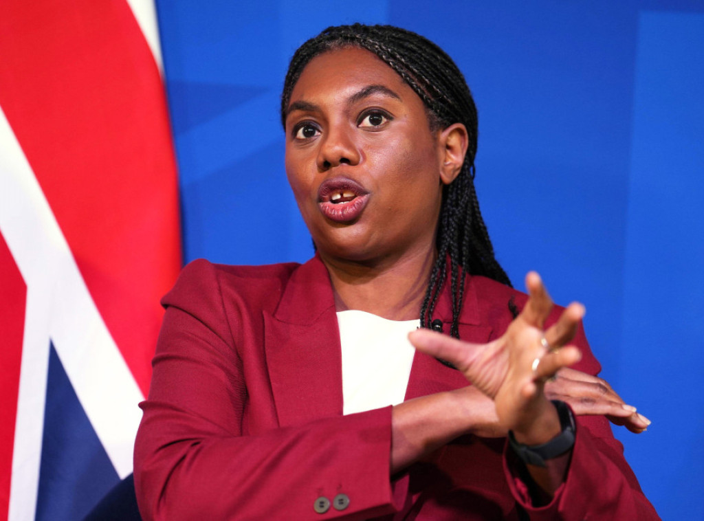 Liderka britanske Konzervativne stranke sazvala sastanak nakon odlaska dvoje članova