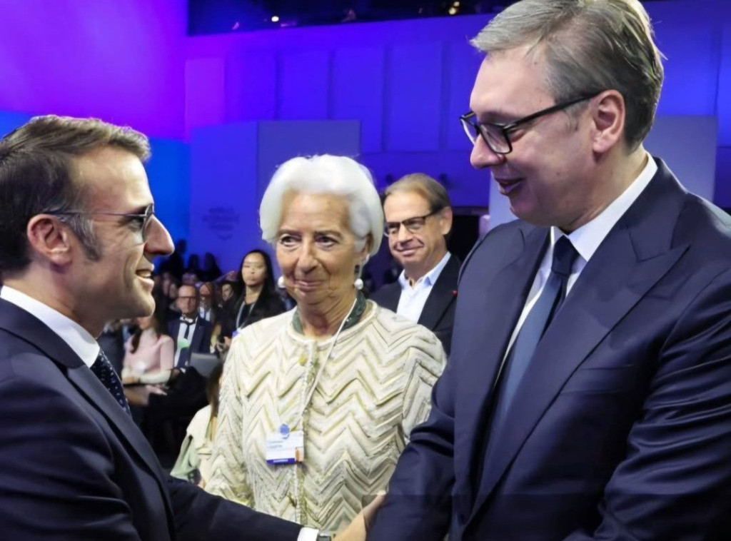 Vucic meets with Macron in Davos