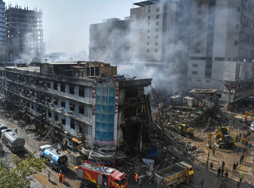 Pakistanski vatrogasci tragaju za nestalima u požaru u tržnom centru u Karačiju