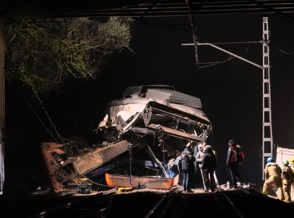 Mašinovođa poginuo, 20 osoba povređeno kada je voz iskočio iz šina blizu Barselone