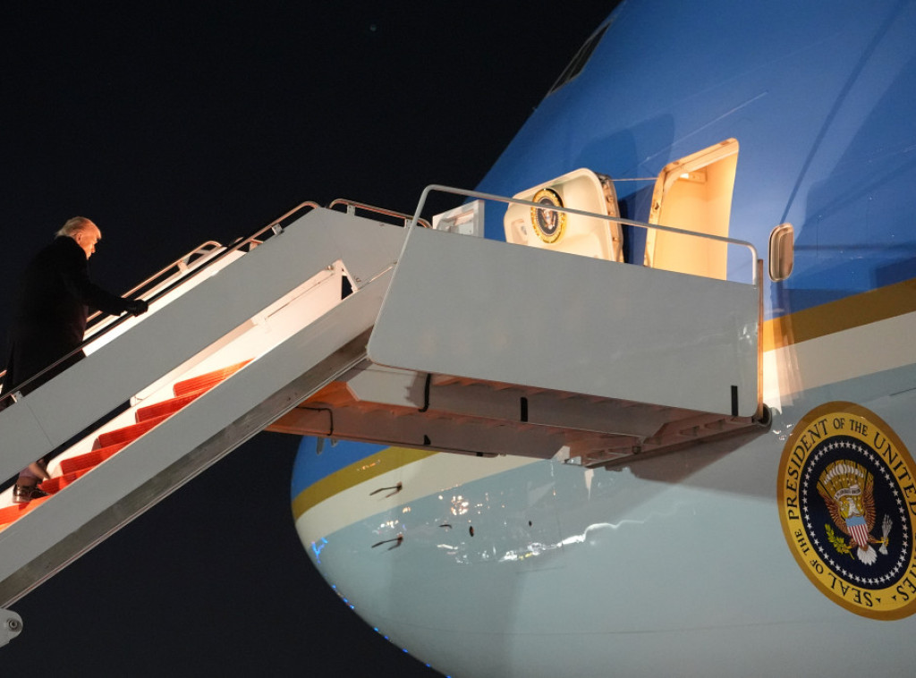 Predsednički avion sa Trampom za Davos vratio se u Merilend zbog manjih problema