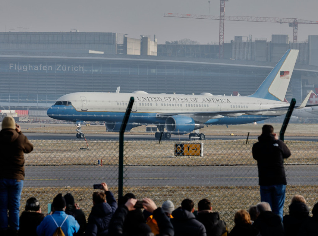 Trampov avion sleteo u Švajcarsku